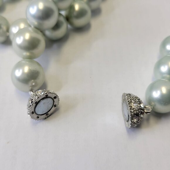 Faux Pearl choker Necklace, Bib Coquette Necklace with Magnetic Clasp - Picture 4 of 7